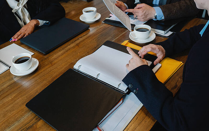 Picture of business mne and women shaping hands 