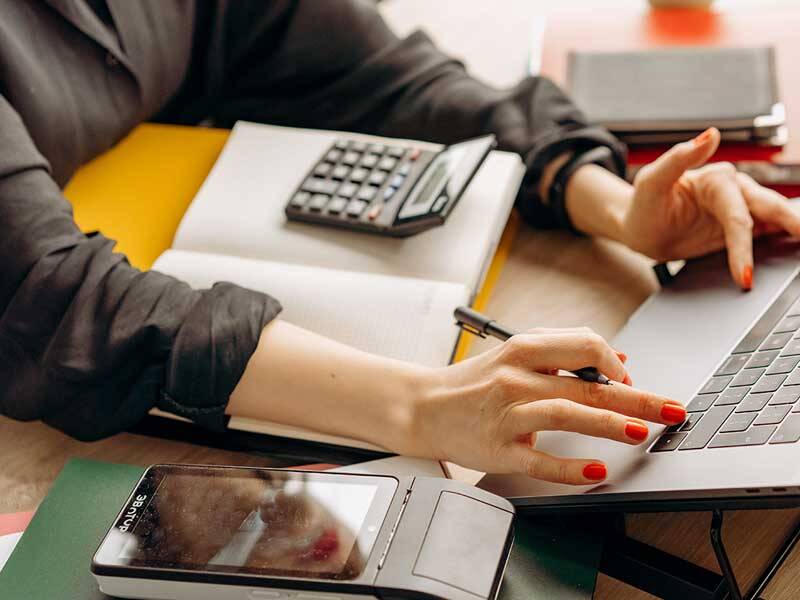 Business woman typing on a laptop computer